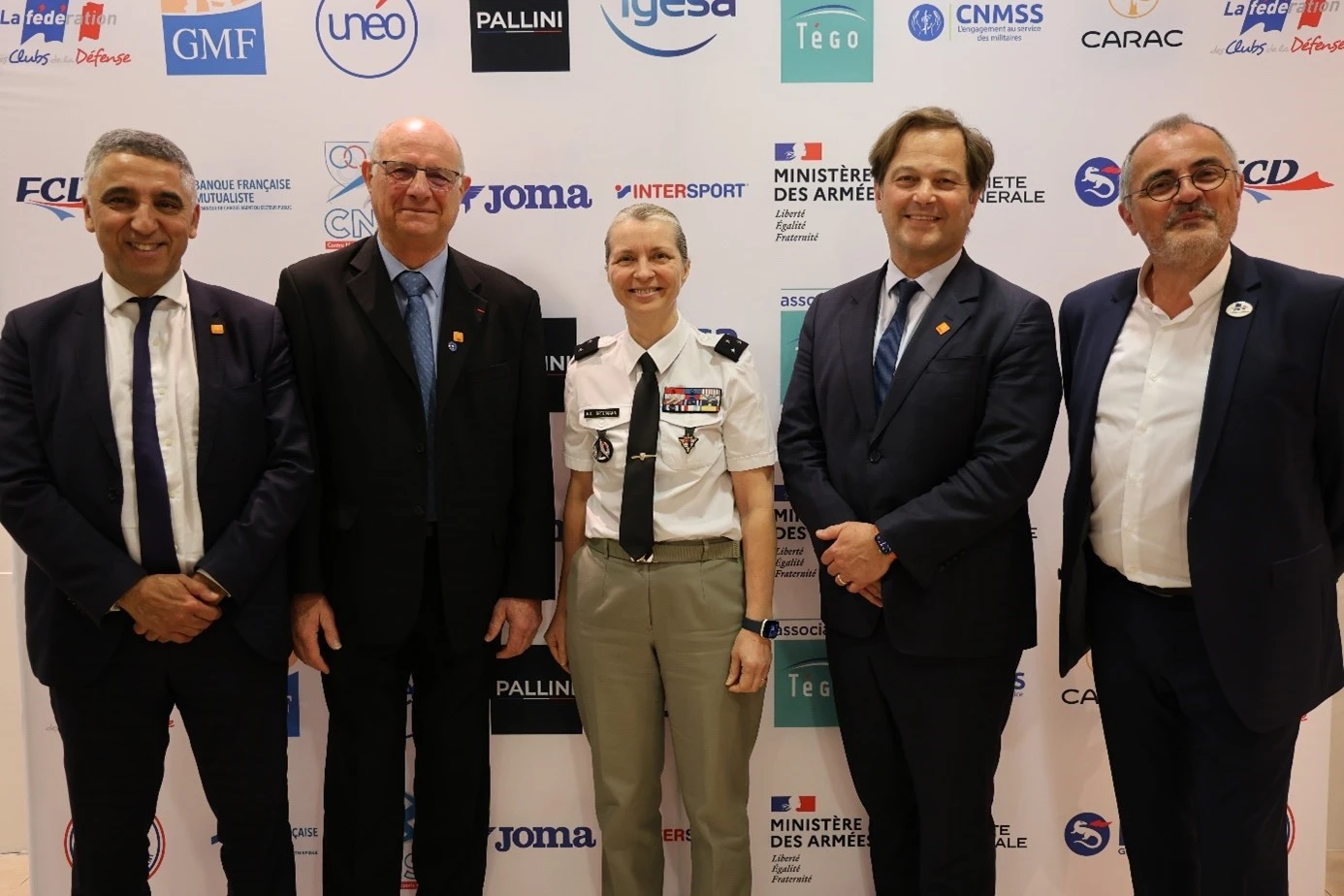 Signature de la convention de partenariat avec la FCD. De gauche à droite : Malek Bendafi, Pierre Lara (CARAC), le Général de division Anne-Cécile Ortemann (FCD), Michel Andignac (CARAC) et Pascal Raveau (FCD).