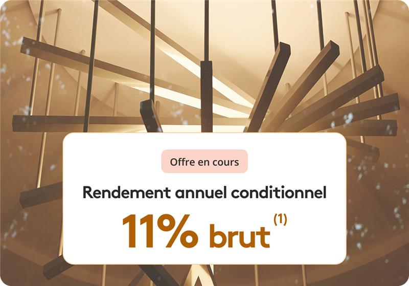 Deux personnes discutant à une table, une femme plus âgée écoutant pendant qu’une autre femme lui explique un document.