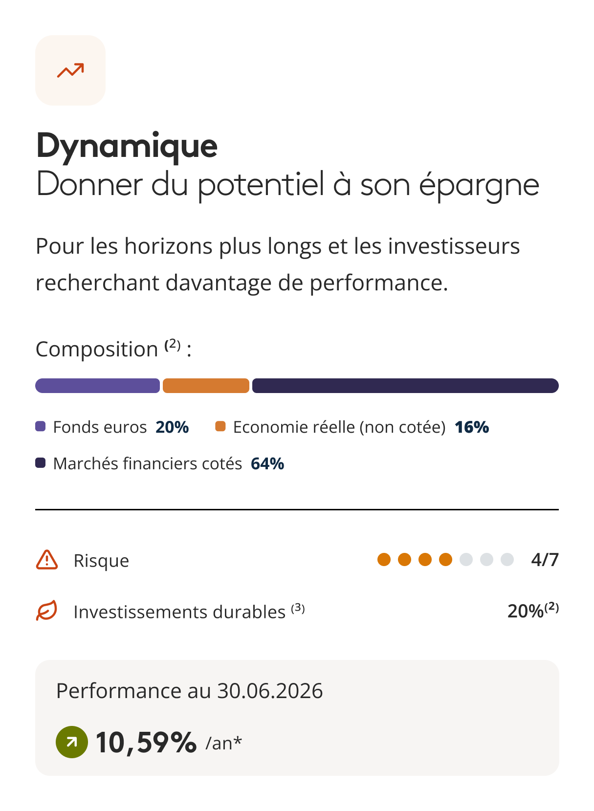 Personne souriante assise dans un fauteuil roulant, portant une chemise colorée, en extérieur.