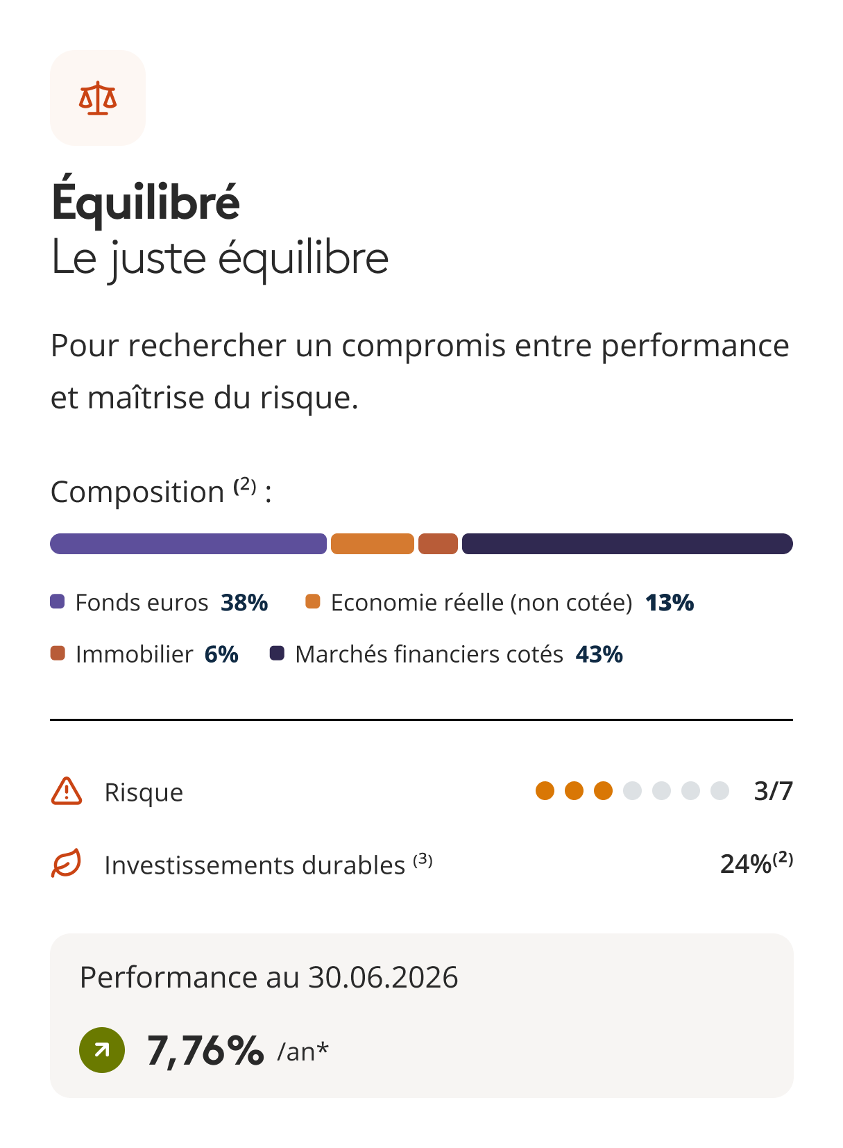 Personne souriante assise dans un fauteuil roulant, portant une chemise colorée, en extérieur.
