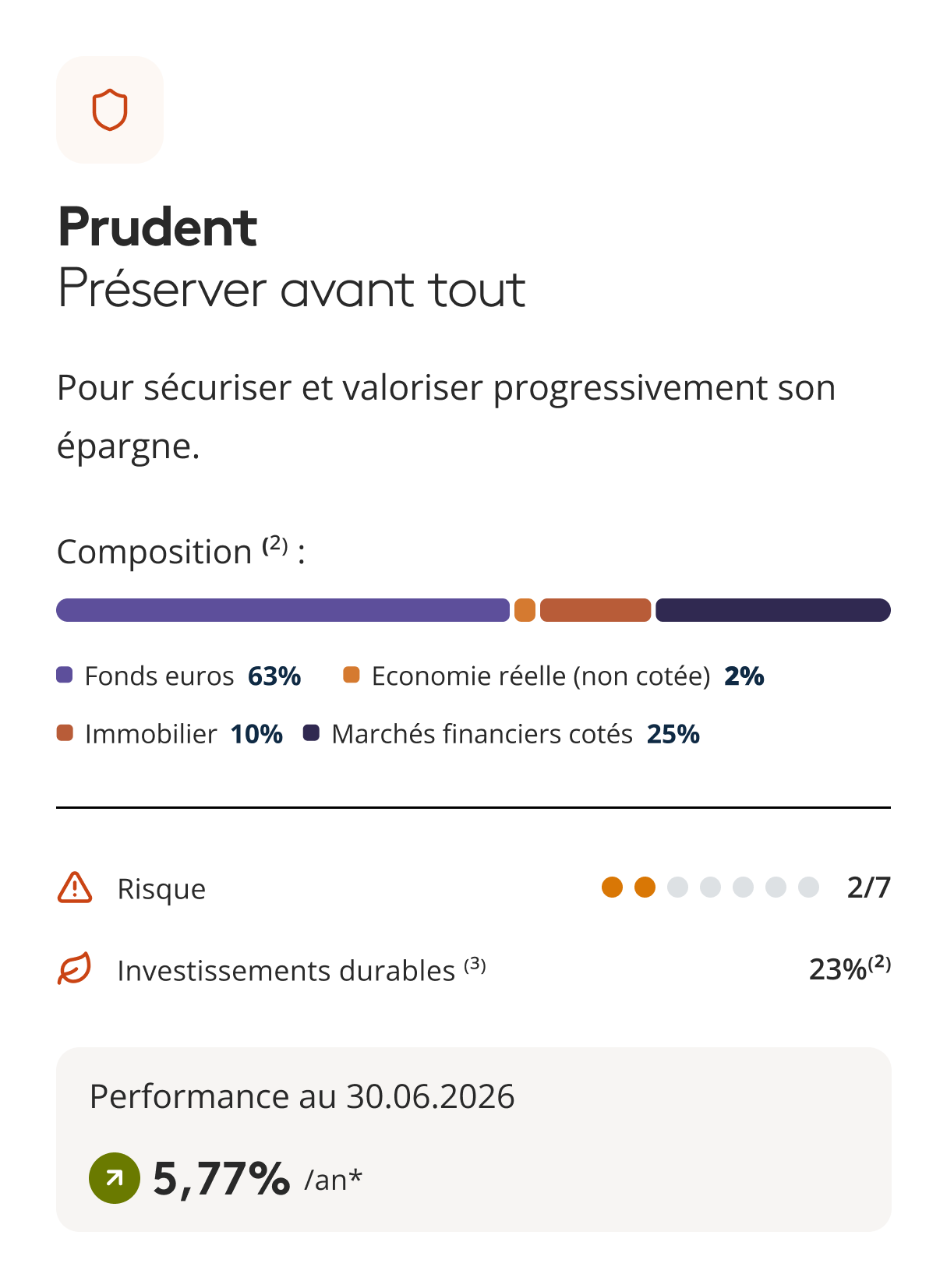 Personne souriante assise dans un fauteuil roulant, portant une chemise colorée, en extérieur.