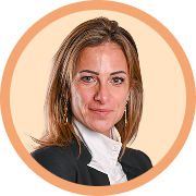 Portrait professionnel d’un homme portant des lunettes, costume sombre et cravate, souriant sur un fond circulaire beige