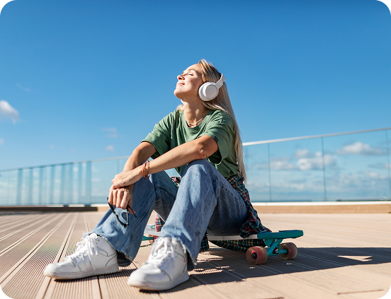 jeune fille souriante, illustrant la sérénité apportée par l’assurance Carac.