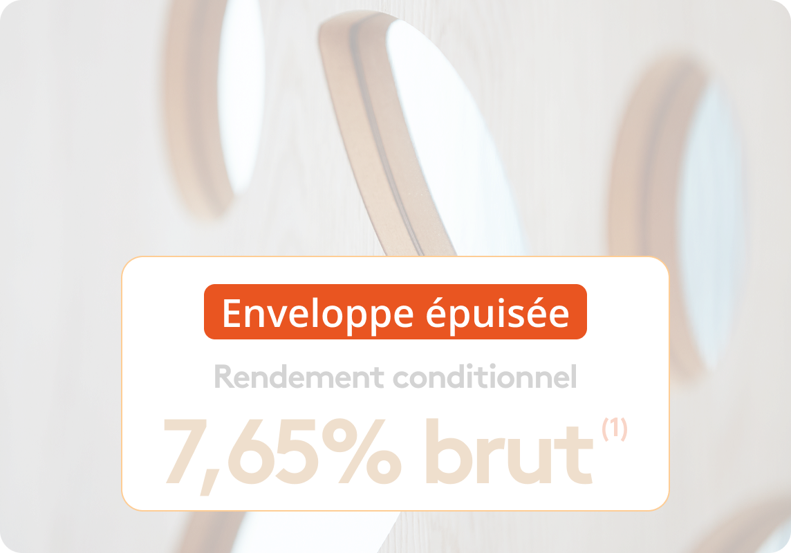 Personne souriante assise dans un fauteuil roulant, portant une chemise colorée, en extérieur.