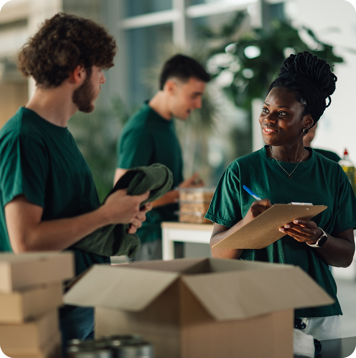 Couple souriant dans un intérieur chaleureux, illustrant la sérénité apportée par l’assurance Carac.