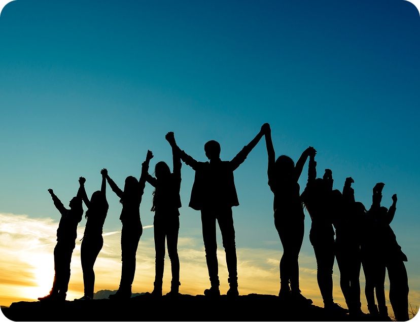 Couple souriant dans un intérieur chaleureux, illustrant la sérénité apportée par l’assurance Carac.