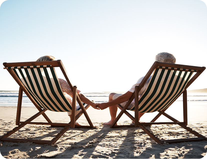 Couple souriant dans un intérieur chaleureux, illustrant la sérénité apportée par l’assurance Carac.