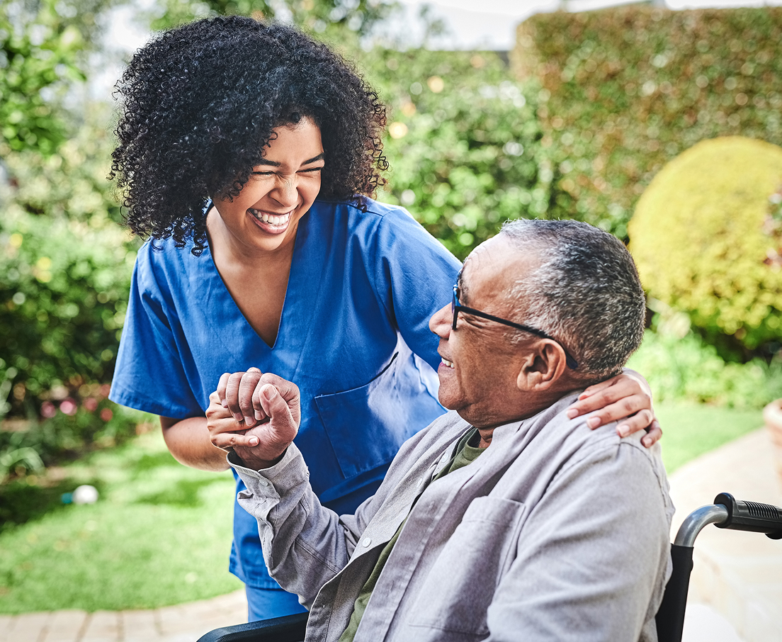 Couple souriant dans un intérieur chaleureux, illustrant la sérénité apportée par l’assurance Carac.